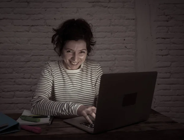 Közelről Portré Szeszélyes Fényében Boldog Alkalmi Szép Dolgozik Tanul Laptop — Stock Fotó
