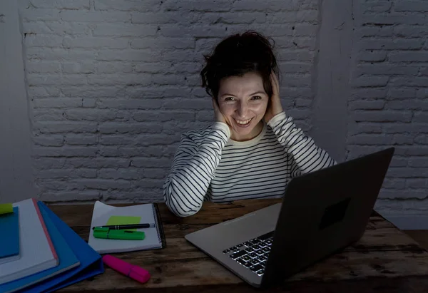 Primer Plano Retrato Luz Mal Humor Hermosa Mujer Casual Feliz — Foto de Stock