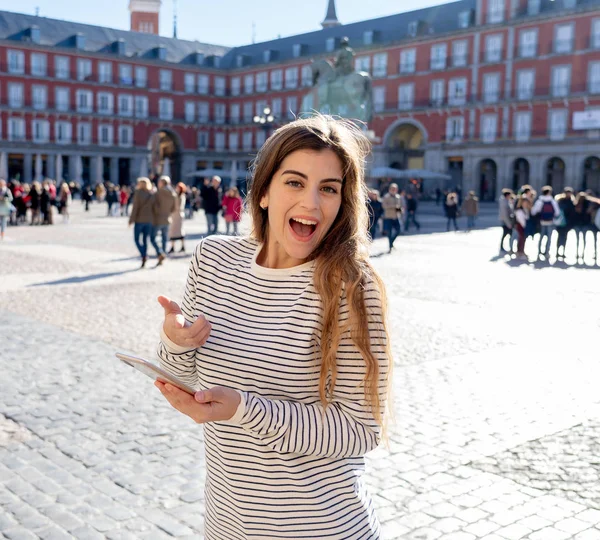 Hermosa Joven Estudiante Turista Feliz Emocionada Plaza Mayor Madrid Mirando — Foto de Stock