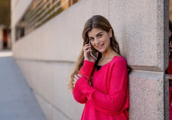 Mulher Adolescente Muito Feliz Falando Celular Telefone Inteligente Fora Rua — Fotografia de Stock