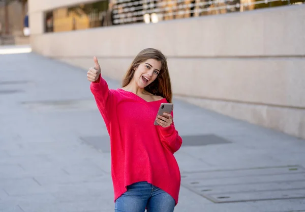 Jovem Mulher Feliz Atraente Usando Telefone Inteligente Móvel Fazendo Sinal — Fotografia de Stock