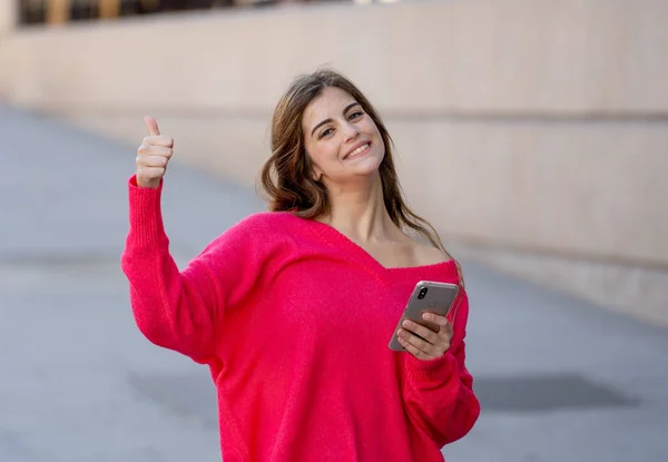 Unga Attraktiva Lycklig Kvinna Använder Smart Mobiltelefon Gör Tummen Upp — Stockfoto