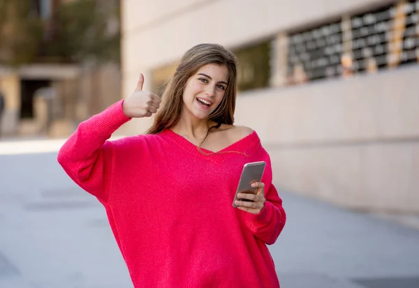 Unga Attraktiva Lycklig Kvinna Använder Smart Mobiltelefon Gör Tummen Upp — Stockfoto