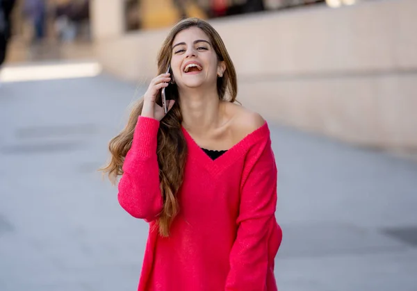 Jolie Adolescente Heureuse Parlant Sur Téléphone Intelligent Mobile Dehors Rue — Photo