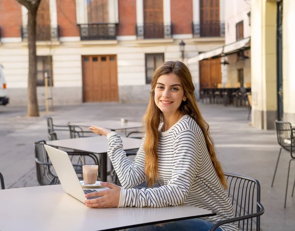Красивая Молодая Женщина Выглядящая Веселой Пьющей Кофе Работающая Занимающаяся Ноутбуке — стоковое фото