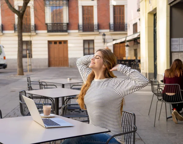 Mulher Bonita Olhando Alegre Beber Café Trabalhar Estudar Seu Laptop — Fotografia de Stock