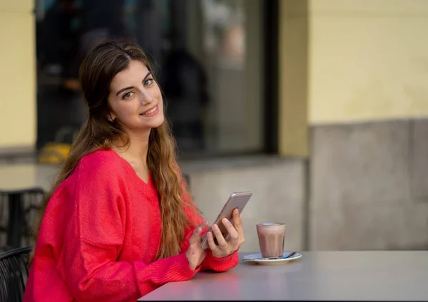 Mulher Moda Muito Jovem Olhando Alegre Feliz Conversando Nas Mídias — Fotografia de Stock