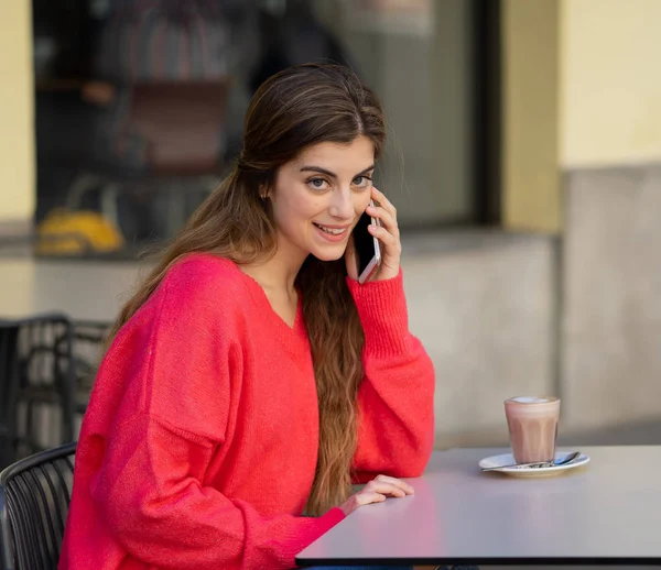 Jolie Jeune Femme Élégante Heureuse Bavarder Parler Avec Des Amis — Photo