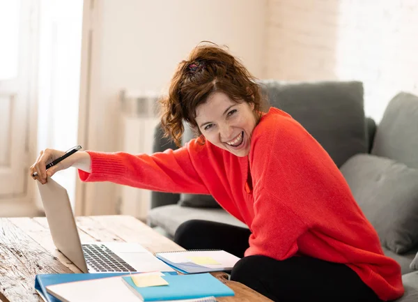 Primer Plano Una Alegre Mujer Hermosa Casual Con Jersey Color — Foto de Stock