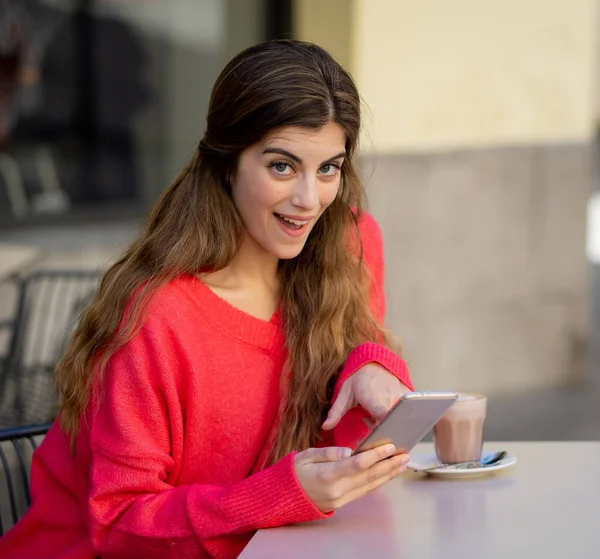 Jovem Muito Feliz Conversando Usando Aplicativo Telefone Celular Inteligente Olhando — Fotografia de Stock