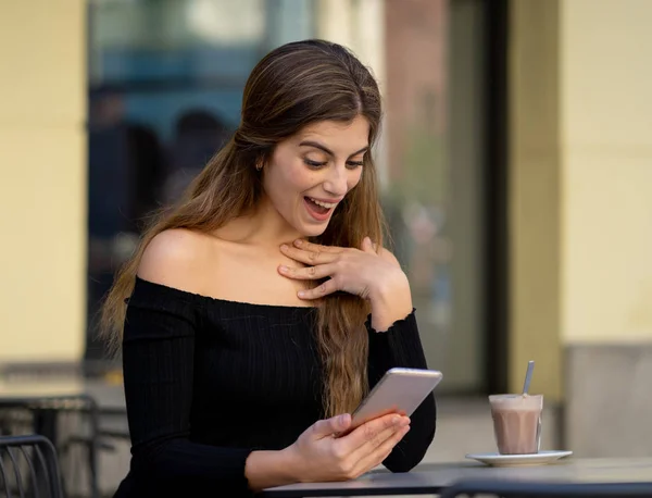Mulher Muito Jovem Elegante Feliz Beber Café Verificando Mensagens Gosta — Fotografia de Stock