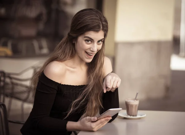 Прелестная Молодая Стильная Женщина Удовольствием Пьет Кофе Проверяет Сообщения Лайки — стоковое фото