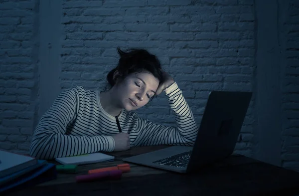 工作过度 疲惫的女生深夜在笔记本电脑上工作 尽量不睡觉 感到疲惫 担心和悲伤 穆迪暗光 在线学习和压力工作理念 — 图库照片