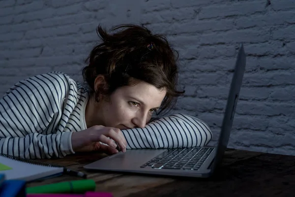 Studentessa Stressata Stanca Che Lavora Fino Tardi Notte Sul Suo — Foto Stock