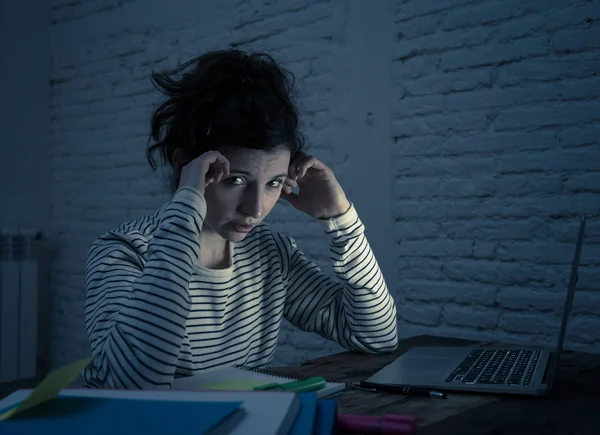 Overwerkt Moe Vrouwelijke Student Werkt Avonds Laat Haar Laptop Probeert — Stockfoto