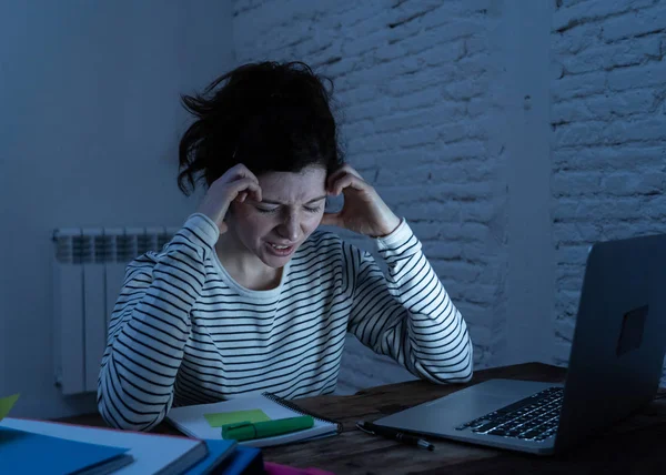 Studentessa Stressata Stanca Che Lavora Fino Tardi Notte Sul Suo — Foto Stock