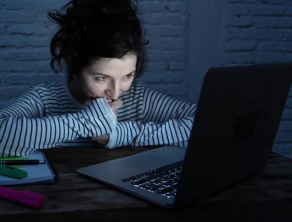 Přepracované Unavené Studentky Pracující Pozdě Noci Přenosném Počítači Snaže Usnout — Stock fotografie