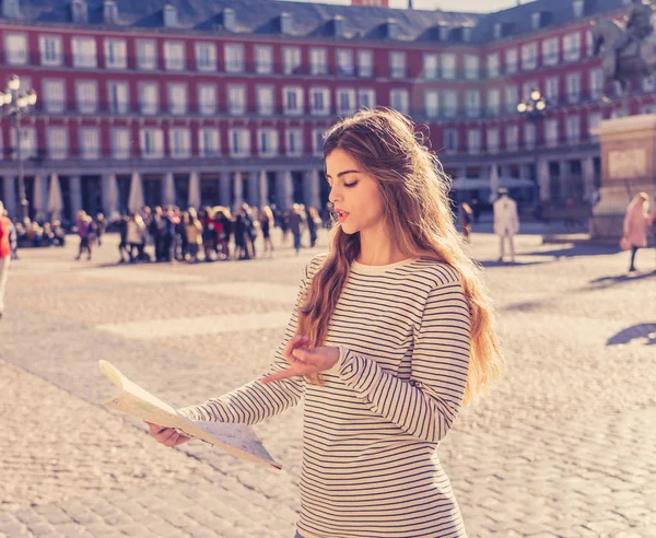 Jovem Turista Perdido Tentando Ler Mapa Para Encontrar Direções Olhando — Fotografia de Stock