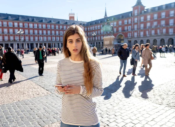 Förlorade Ung Turist Kvinna Kontrollera Smart Mobiltelefon Försöker Hitta Vägbeskrivningar — Stockfoto