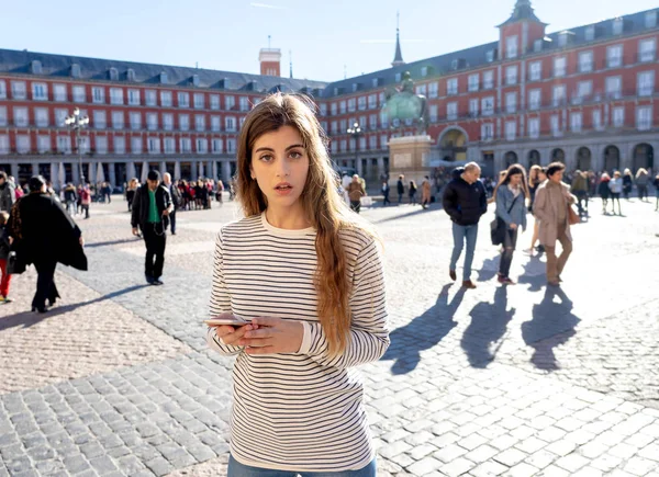 Akıllı cep telefonu yön bulmaya çalışırken kontrol genç turist kadını kaybettim. Endişeli ve düşünceli cep telefonu app danışmanlık arıyorum. Avrupa, İspanya, Madrid ve teknoloji kavram turizm.