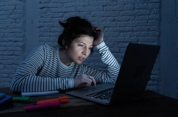 Καταπονημένος Και Κουρασμένος Φοιτήτρια Που Εργάζεται Αργά Βράδυ Στο Laptop — Φωτογραφία Αρχείου