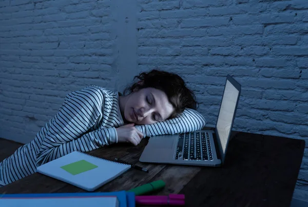 Přepracované Unavené Studentky Spí Stole Pracují Pozdě Noci Přenosném Počítači — Stock fotografie