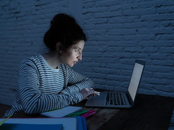 Estudiante Con Exceso Trabajo Cansada Que Trabaja Hasta Tarde Por — Foto de Stock