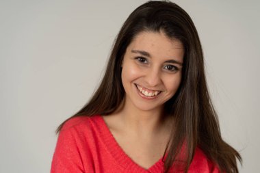 Mutlu yüz, güzel gülümseme ile genç güzel esmer kadının portre yakın. Rahat giysiler giyip kameraya bakıyor. Doğal kadınlarda güzellik, modelleme ve saç bakımı konsepti.