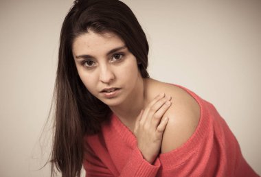 Mutlu yüz, güzel gülümseme ile genç güzel esmer kadının portre yakın. Rahat giysiler giyip kameraya bakıyor. Kadınlarda doğal güzellik, modelleme ve yaşam tarzı kavramı.