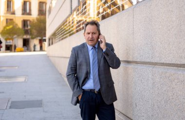 Orta yaşlı işadamı kentsel City akıllı cep telefonunda mutlu insanlar dışında sokak konuşuyor. Sosyal ağ, özgürlük, modern teknoloji ve girişimci yaratıcı iş kavramı.