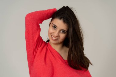 Mutlu yüzü ile genç güzel esmer Latin kadın portre yakın, güzel gülümsemek poz seksi. Nötr arka planda izole stüdyo vurdu. Kadınlarda güzellik, modelleme ve moda konsepti.