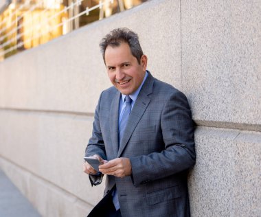 Olgun adam akıllı aşınmaya üstünde hareket eden telefon açık havada city adlı metin e-posta ya da sosyal medya app sokak gönderme. Mutlu iş adamları, girişimci ve iş özgürlük iletişim teknoloji dışında çalışma.