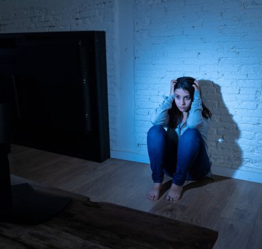 Geceleri bilgisayara bakıp taciz ve siber zorbalık yaşayan sindirilmiş yalnız genç kadının dramatik portresi. İnternet tehlikeleri umutsuz duygu online tarafından istismar.