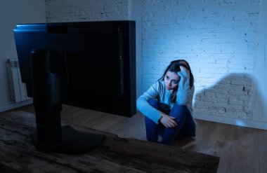 Taciz ve siber zorbalık acı bilgisayar bakıyor yere göz korkutucu depresif genç kadın dramatik portresi. Stalker umutsuz hissi tarafından istismar online olmak. Internet tehlikeleri.