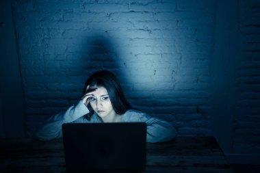 Üzücü korkmuş genç kadının dramatik portresi vurguladı ve laptop önünde endişeli siber zorbalık ve taciz acı. Stalker tarafından istismar çevrimiçi olmak. Internet sorun kavramı.