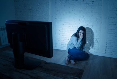 Kötü korkmuş genç kadın bir bilgisayar siber zorbalık ve taciz acı bakıyor yerde dramatik portresi. Stalker umutsuz hissi tarafından istismar online olmak. İnternet konseptinin tehlikeleri.