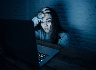 Üzücü korkmuş genç kadının dramatik portre vurguladı ve dizüstü siber zorbalık ve taciz acı bakarak endişeli. Stalker tarafından çevrimiçi istismar ve sindirme kurbanı. İnternet tehlikeleri.