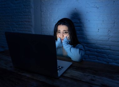 Üzücü korkmuş genç kadının dramatik portre vurguladı ve dizüstü siber zorbalık ve taciz acı bakarak endişeli. Stalker tarafından çevrimiçi istismar ve sindirme kurbanı. İnternet tehlikeleri.
