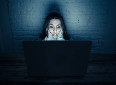 Üzücü korkmuş genç kadının dramatik portre vurguladı ve dizüstü siber zorbalık ve taciz acı bakarak endişeli. Stalker tarafından çevrimiçi istismar ve sindirme kurbanı. İnternet tehlikeleri.