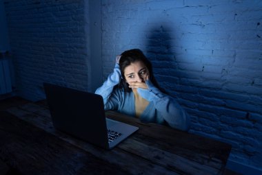 Üzücü korkmuş genç kadının dramatik portre vurguladı ve dizüstü siber zorbalık ve taciz acı bakarak endişeli. Stalker tarafından çevrimiçi istismar ve sindirme kurbanı. İnternet tehlikeleri.