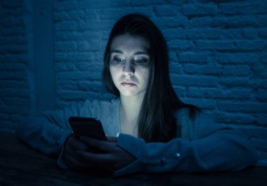 Üzgün korkmuş genç kadın duygu dramatik portre stresli ve korku siber zorbalık ve taciz acı akıllı telefon bakarak endişeli. Online tarafından suistimal edilmiş. Internet tehlikeleri.