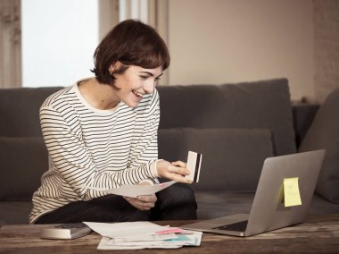 Kredi kartı ve faturaları, ücretleri, ipotek, evde kanepede rahat hissediyor vergi ödeme laptop mutlu çekici kadın. Küçük işletme başarı, mali, e-bankacılık, e-ticaret kavramı içinde Anasayfa.