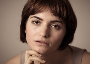 Sihir ve çekici yüz, güzel gülümseme ve şehvetli göz ile genç güzel bir beyaz kadın portresi. İnsanlar, güzellik, pozitif insan ifade ve duygular ve pazarlama dostu görüntü.