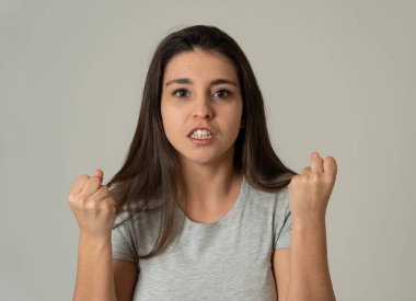 Öfkeli yüz ile stres genç çekici sinirli Latin kadın yakın. Kızgın ve öfkeli jestler yaparak hayal kırıklığına bakıyordu. Nötr arka planda. İnsan yüz ifadeleri ve duygular.