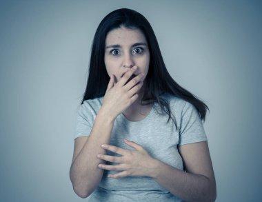 Genç kadının korkuyor ve korku, anksiyete jestleri yapma şok hissi yakın. Korkmuş görünüyor ve kendini bir şeyden koruyor. Boşluk Kopyala. İnsanlar ve ınsan ifadeleri ve duygular konsepti.