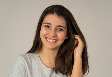 Mutlu yüz ve güzel saç kamera için mutlu poz ile gülümseyen güzel genç Latin kadın portre yakın. Boşluk Kopyala. Insanlar, güzellik bakımı ve pozitif yüz ifadeleri kavramı.