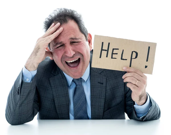 Стрессовый Отчаявшийся Кавказский Бизнесмен Средних Лет Табличкой Помощи Выглядящий Расстроенным — стоковое фото