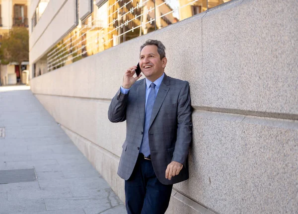 Midden Leeftijd Zakenman Praten Slimme Mobiele Telefoon Stedelijke Stad Straat — Stockfoto