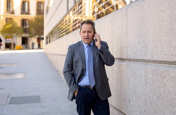 Geschäftsmann Mittleren Alters Spricht Auf Dem Smartphone Der Städtischen Straße — Stockfoto