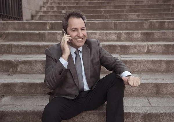 Feliz Hombre Negocios Mediana Edad Teléfono Inteligente Hablando Charlando Las — Foto de Stock